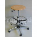 tabouret industriel en bois sur roulettes avec respose pied